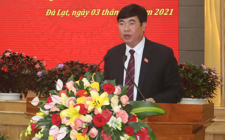 Phó Bí thư Thường trực Tỉnh ủy Lâm Đồng Trần Đinh Văn báo cáo tình hình kinh tế - xã hội, quốc phòng - an ninh, công tác xây dựng Đảng, hệ thống chính trị năm 2021