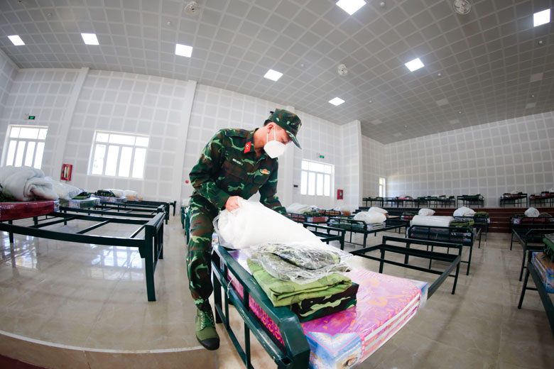 Những người lính hai màu áo