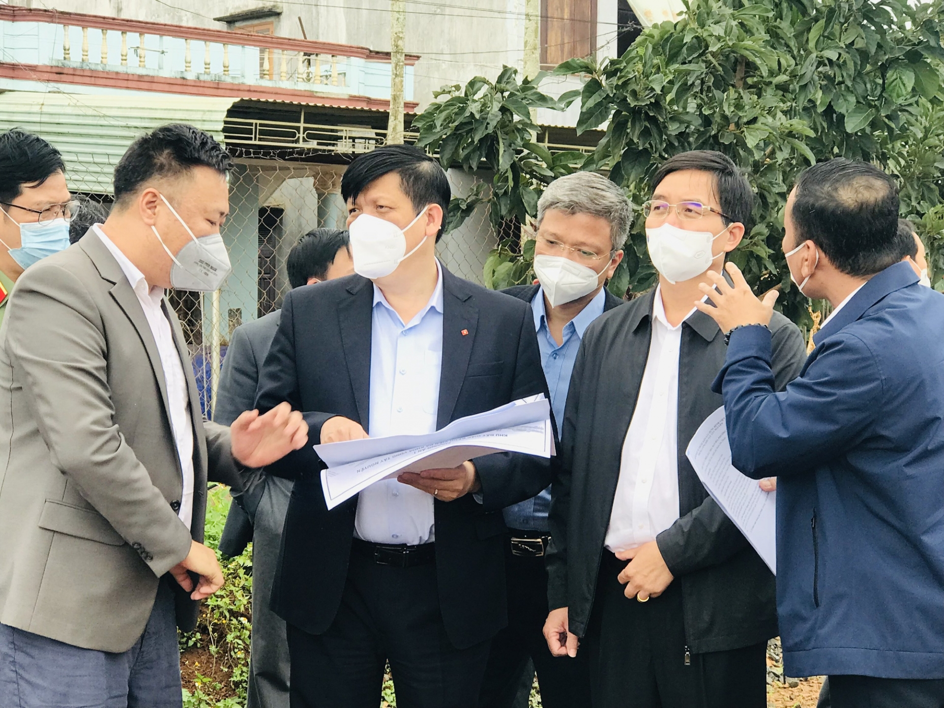 Bộ trưởng Nguyễn Thanh Long nghe lãnh đạo Sở Xây dựng tỉnh Đắk Lắk báo cáo về khu đất dự kiến xây dựng BVĐK Trung ương khu vực Tây Nguyên.