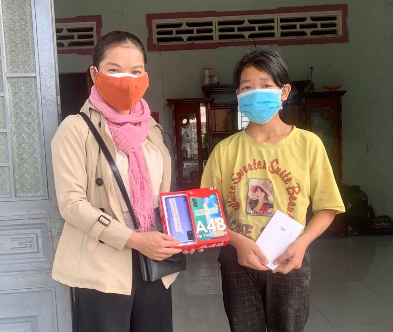 Đạ Tẻh: Vận động hỗ trợ thiết bị học trực tuyến cho học sinh