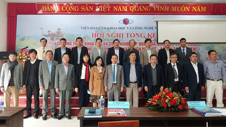 Các nhà khoa học và lãnh đạo 5 tỉnh Tây Nguyên chụp hình lưu niệm