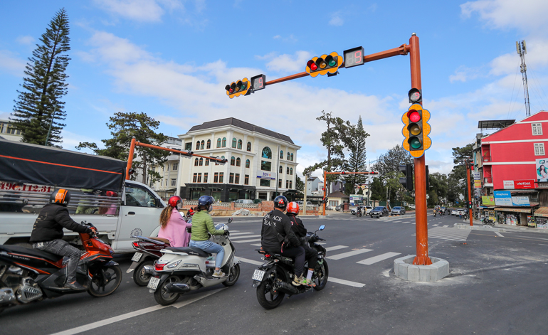 Tập trung nguồn lực khôi phục và thúc đẩy nền kinh tế phát triển nhanh, toàn diện, bền vững