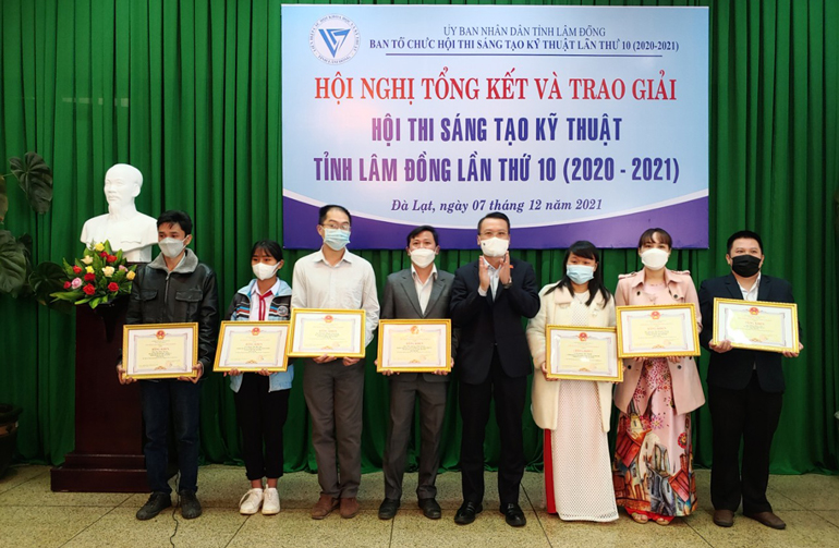 Tặng Bằng khen của UBND tỉnh cho các tác giả đạt giải cao