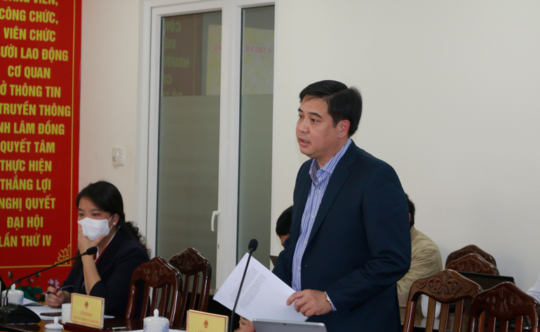 Đại diện lãnh đạo các sở, ngành cung cấp thông tin cho báo chí tại hội nghị