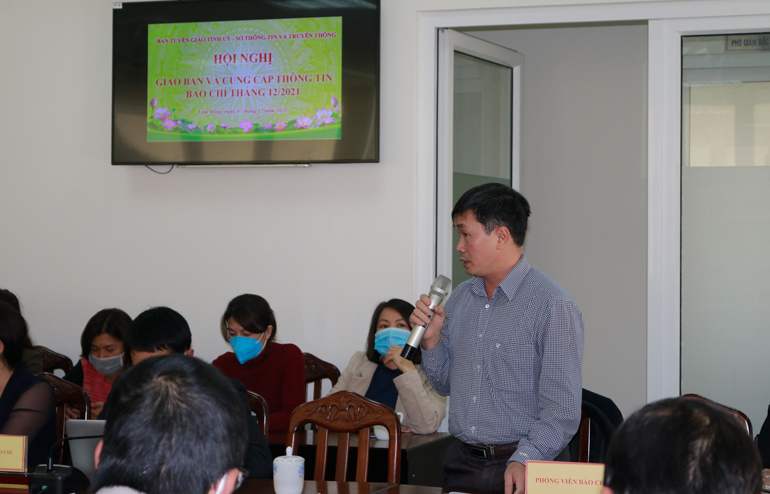 Các nhà báo đặt câu hỏi tại hội nghị