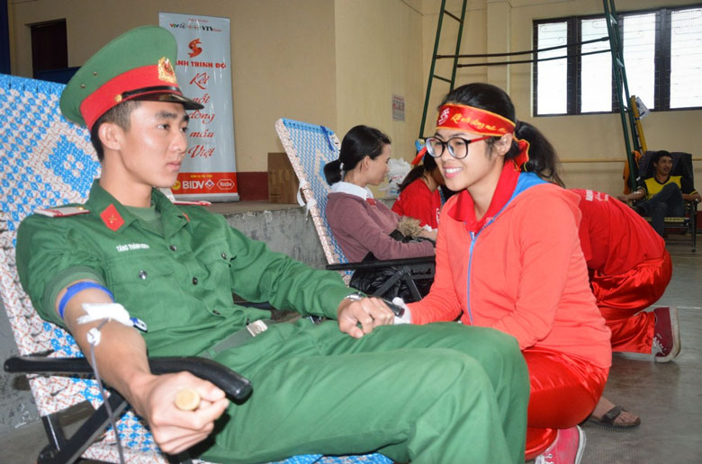 Sự phối hợp nhịp nhàng giữa 2 màu áo