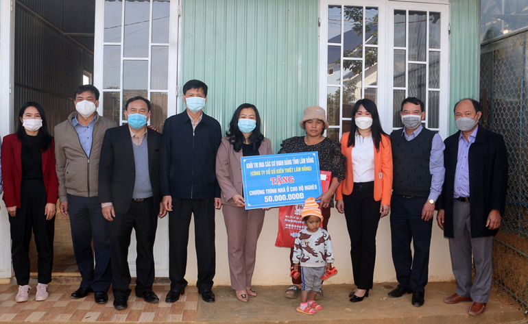 Trao tặng nhà ở cho hộ khó khăn tại Lạc Dương