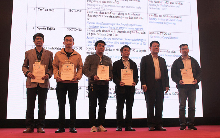 Trao giải thưởng cho các nhà khoa học có báo cáo xuất sắc