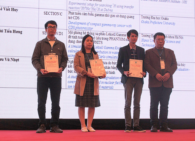 Trao giải thưởng cho các nhà khoa học trẻ có báo cáo ấn tượng