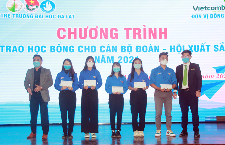 Vietcombank trao học bổng cho sinh viên Trường Đại học Đà Lạt