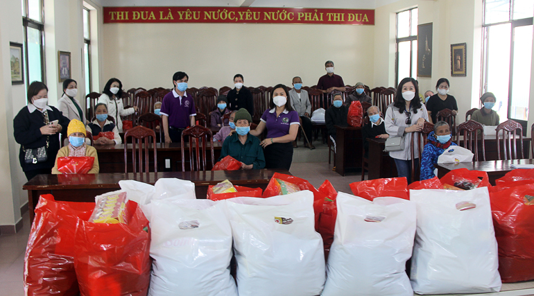 Trao áo ấm mùa đông cho người già tại Trung tâm Bảo trợ xã hội tỉnh