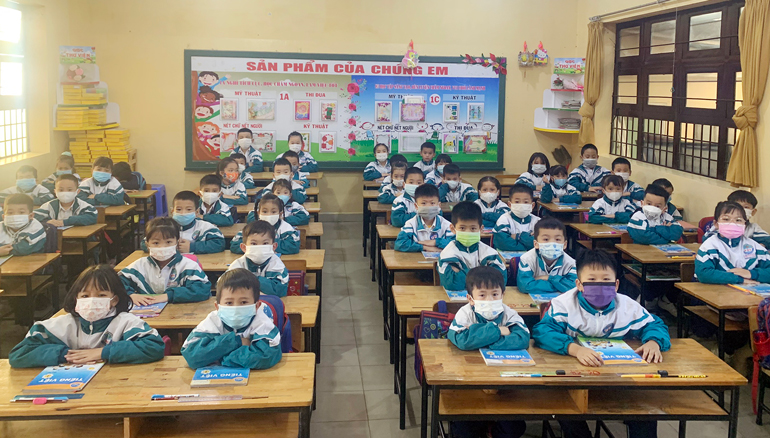 Học sinh lớp 1, lớp 2 làm bài kiểm tra định kỳ theo hình thức trực tiếp
