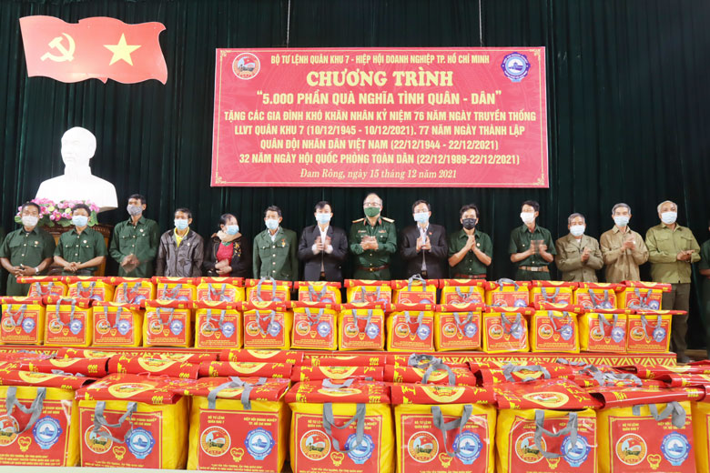 500 phần quà tặng các gia đình khó khăn ở Đam Rông