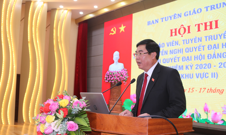Đồng chí Trần Đình Văn – Phó Bí thư Thường trực Tỉnh ủy, Trưởng đoàn ĐBQH khóa XV tỉnh Lâm Đồng phát biểu chào mừng