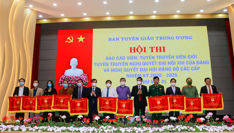 Đồng chí Phan Xuân Thủy – Phó trưởng Ban Tuyên giáo Trung ương và đồng chí Trần Đình Văn – Phó Bí thư Thường trực Tỉnh ủy, Trưởng đoàn ĐBQH khóa XV tỉnh Lâm Đồng trao Cờ lưu niệm cho các đoàn dự thi