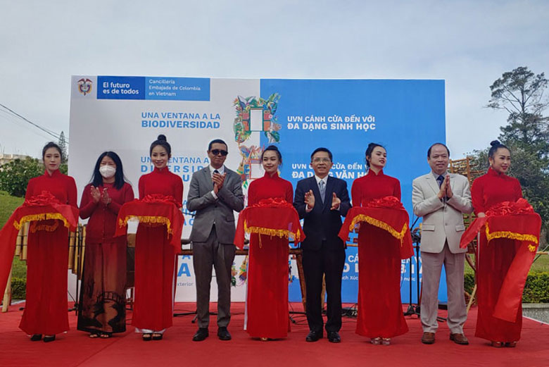 Cắt băng khai mạc