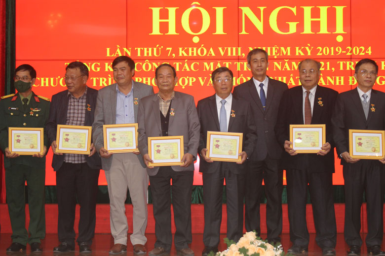 Trao Kỷ niệm chương Vì sự nghiệp Đại đoàn kết dân tộc cho các đồng chí có nhiều đóng góp cho sự nghiệp xây dựng khối đại đoàn kết toàn dân tộc và công tác Mặt trận tỉnh Lâm Đồng