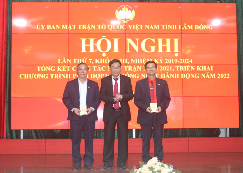 Trao chứng nhận công nhận 2 ủy viên mới của Ủy ban MTTQ tỉnh