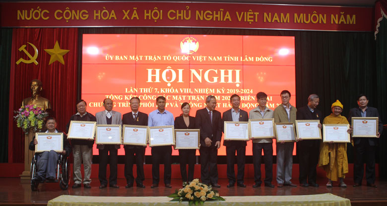 Trao bằng khen cho các tập thể, cá nhân xuất sắc