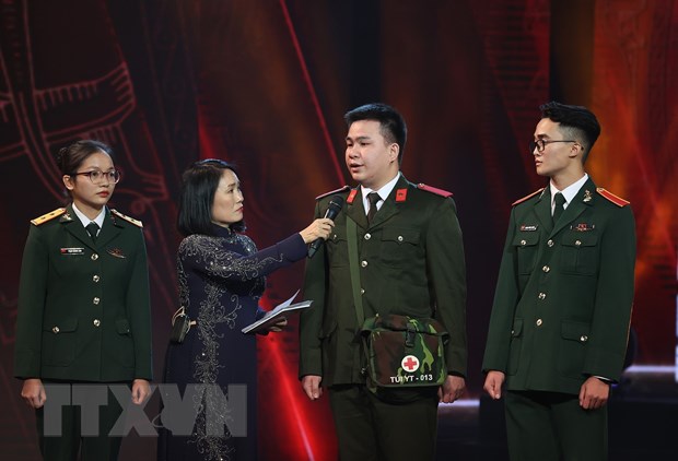 Các điển hình tiên tiến trong phòng, chống dịch COVID-19 giao lưu tại chương trình nghệ thuật “Nghĩa tình quân dân”