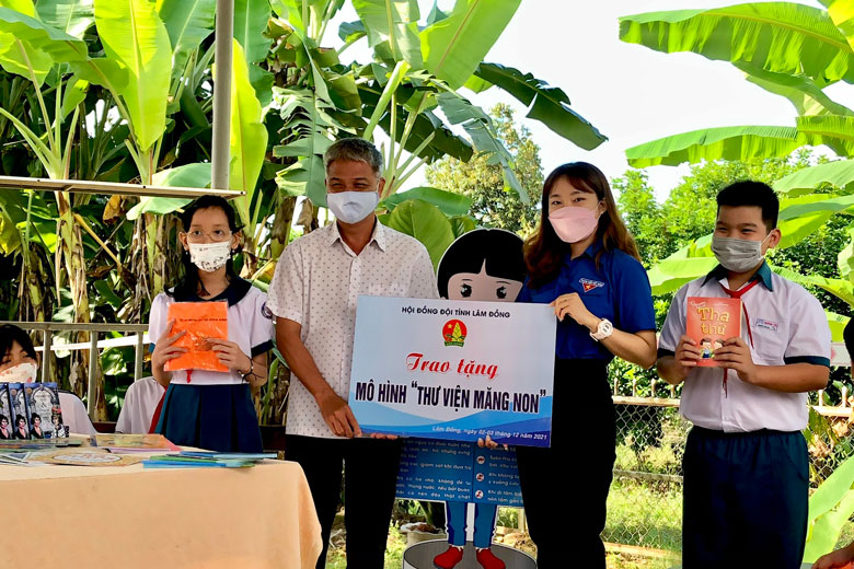 Trao tặng mô hình Thư viện Măng non cho học sinh Đạ Tẻh