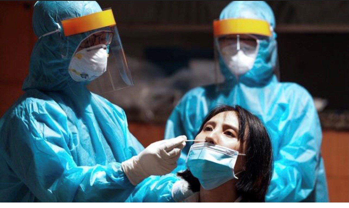 Sáng 21/12: Gần 1.100 ca COVID-19 đang thở máy và ECMO; TP.HCM rà soát tất cả người nhập cảnh là F0 từ ngày 28/11
