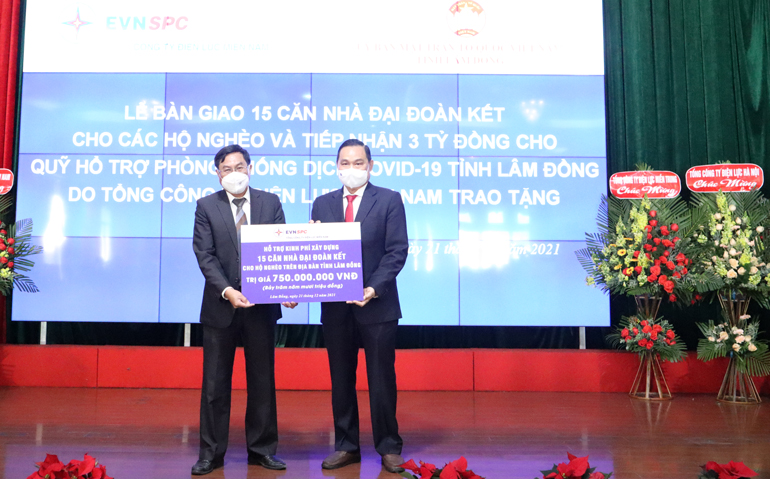 Bàn giao 15 căn nhà đại đoàn kết và 3 tỷ đồng đến Quỹ Phòng chống dịch Covid-19