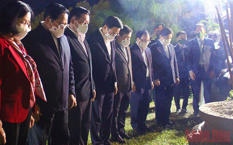 Thủ tướng Phạm Minh Chính và đoàn công tác Trung ương viếng mộ Đại tướng Võ Nguyên Giáp