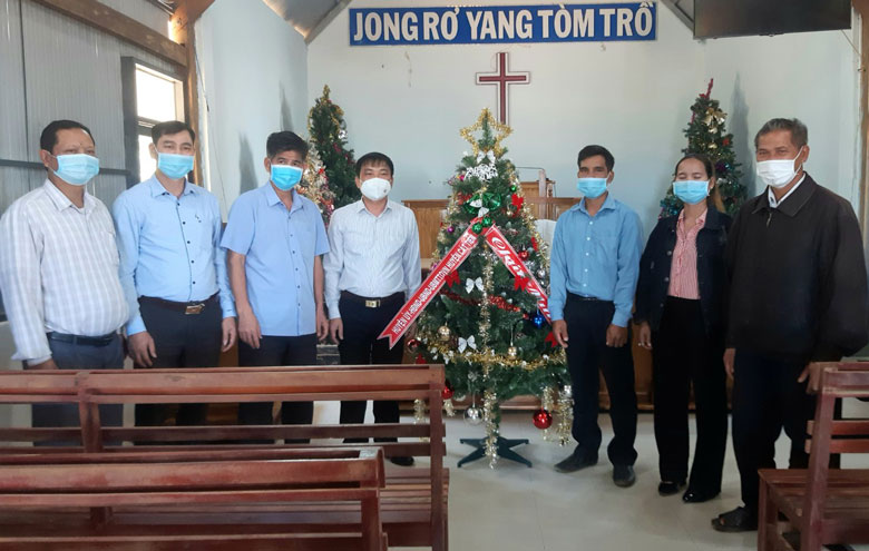 Lãnh đạo huyện Cát Tiên thăm, chúc mừng Giáng sinh các cơ sở tôn giáo