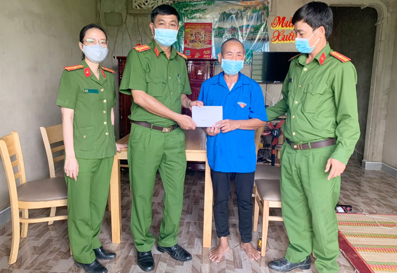 Công an Đạ Tẻh thăm và tặng quà cho các gia đình bị ảnh hưởng bởi dịch Covid-19
