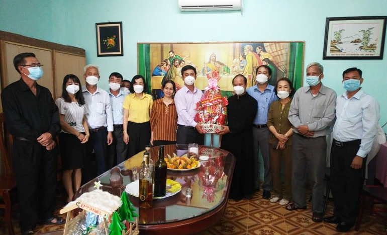 Lãnh đạo huyện Đạ Tẻh thăm và chúc mừng Giáng sinh