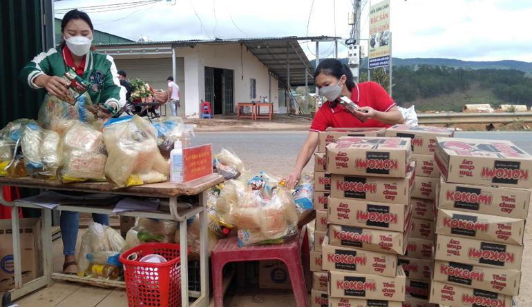 Lạc Dương: Trao hơn 220 phần quà cho các gia đình khó khăn