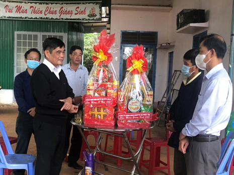 Lâm Hà: Thăm, tặng quà nhân dịp Lễ Giáng sinh