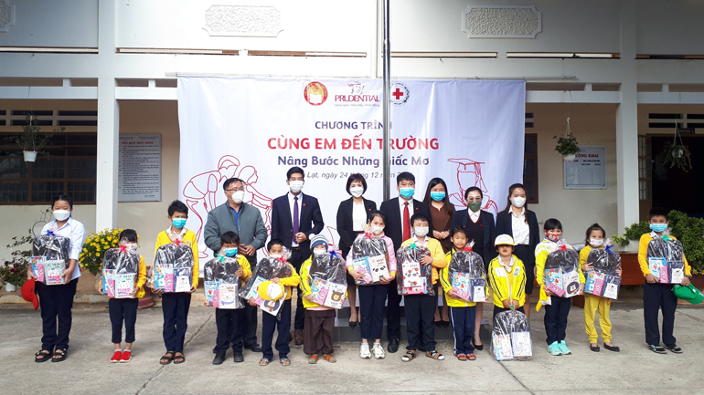 Prudential hỗ trợ 30 phần quà cho học sinh có hoàn cảnh khó khăn