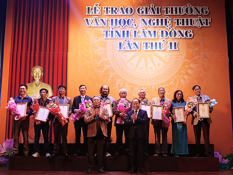 Trao giải khuyến khích