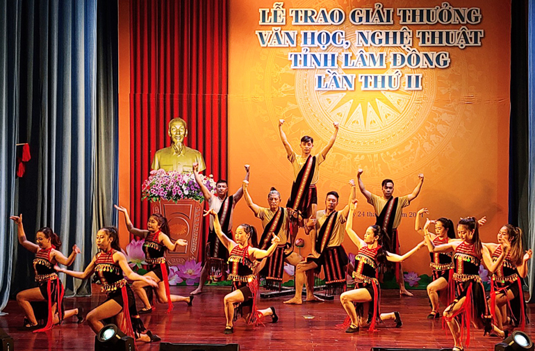 Tác phẩm “Dựng nêu ngày hội” – Phạm Ngọc Hiến giải khuyến khích thể loại âm nhạc 
