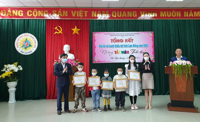Trao giải Hội thi vẽ tranh thiếu nhi "Những sắc màu tuổi thơ"