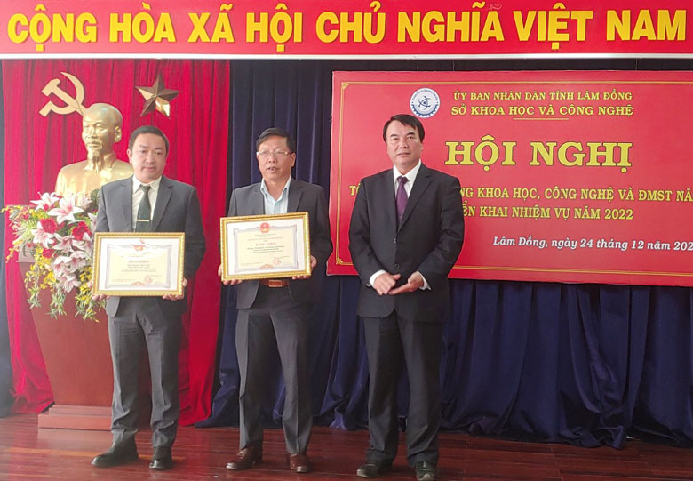 TS.Phạm S - Phó Chủ tịch UBND tỉnh trao Bằng khen của UBND tỉnh cho 1 tập thể và 1 cá nhân hoàn thành xuất sắc nhiệm vụ năm 2021