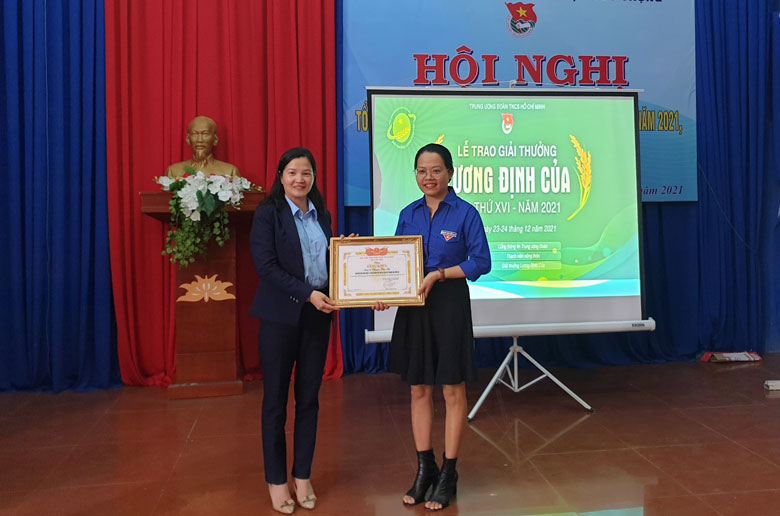 Chị Trần Thị Chúc Quỳnh – Bí thư Tỉnh Đoàn Lâm Đồng trao giải thưởng Lương Định Của của Trung ương Đoàn cho chị Phạm Thị Ân do không thể tham gia trực tiếp lễ trao giải thưởng tại Hà Nội