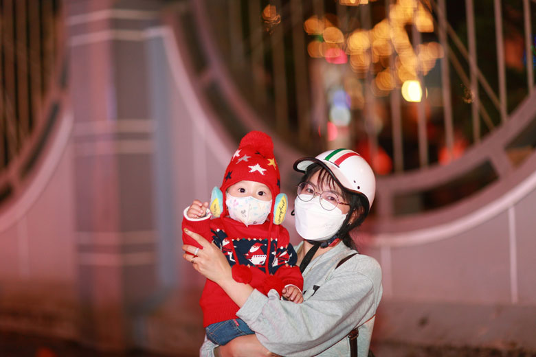 Trên đường tới nhà thờ đón Giáng sinh, người dân luôn chủ trọng thực hiện các biện pháp phòng chống dịch Covid-19