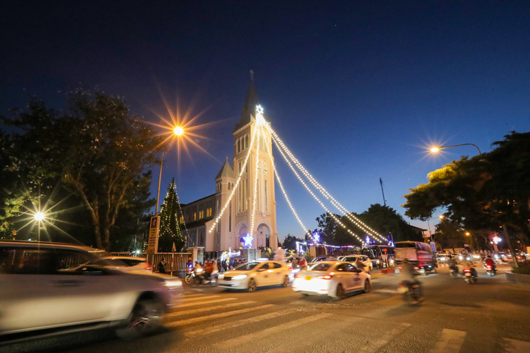 Nhà thờ Chính tòa Đà Lạt, hay còn được biết đến với tên Nhà thờ Con Gà là địa điểm thu hút đông người dân và du khách trong đêm Noel. Tuy nhiên, theo ghi nhận, lượng người dân, du khách đổ về địa điểm này không đông đúc bằng tối 24/12