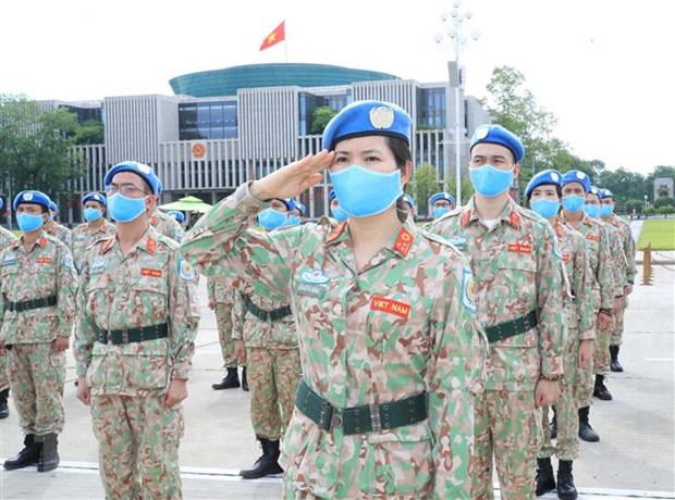 Các sỹ quan của Bệnh viện dã chiến cấp 2 số 2 và làm nhiệm vụ gìn giữ hòa bình Liên hợp quốc báo công dâng Bác
