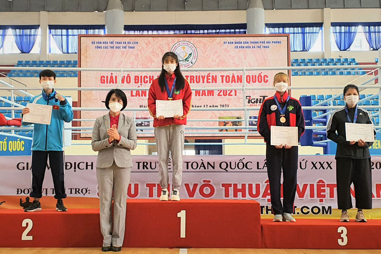 VĐV Nguyễn Thị Quỳnh Hoa trên bục nhận HC vàng nội dung đối kháng 48 kg nữ
