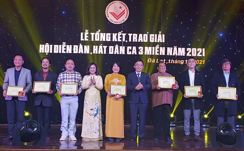 Trao huy chương vàng cho các chương trình tham dự xuất sắc của các đơn vị