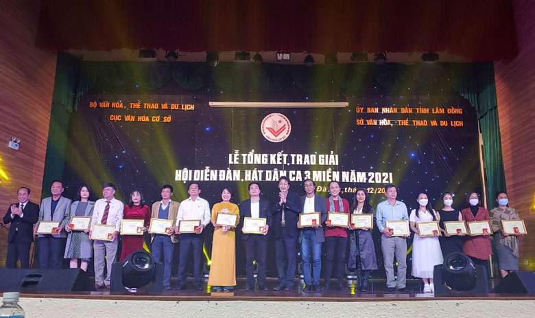 Trao huy chương vàng cho các tiết mục xuất sắc
