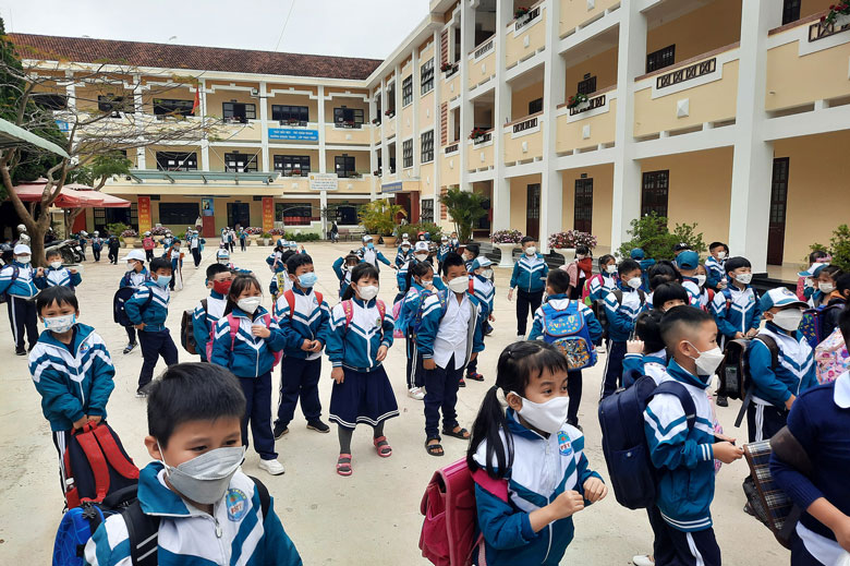 Ngày đầu tiên học sinh chuyển từ học trực tuyến sang học trực tiếp