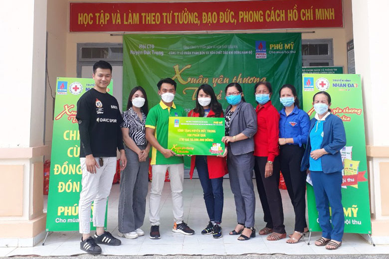 Trao 300 phần quà cho các hộ nghèo, cận nghèo huyện Đức Trọng