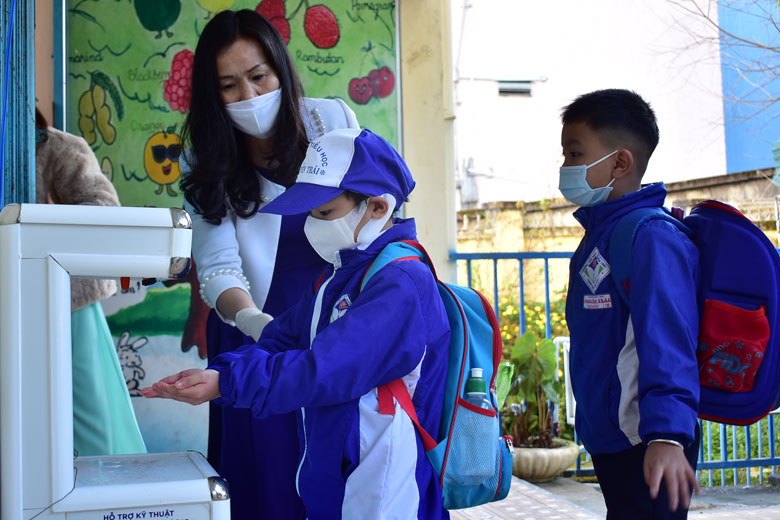 Đo thân nhiệt, rửa tay sát khuẩn cho học sinh trước khi vào lớp