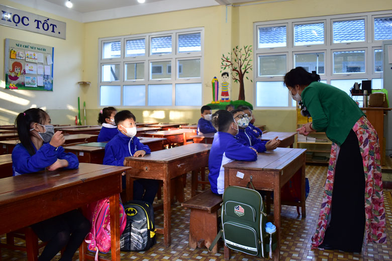 Giáo viên hướng dẫn các em biện pháp phòng dịch trong buổi học đầu tiên