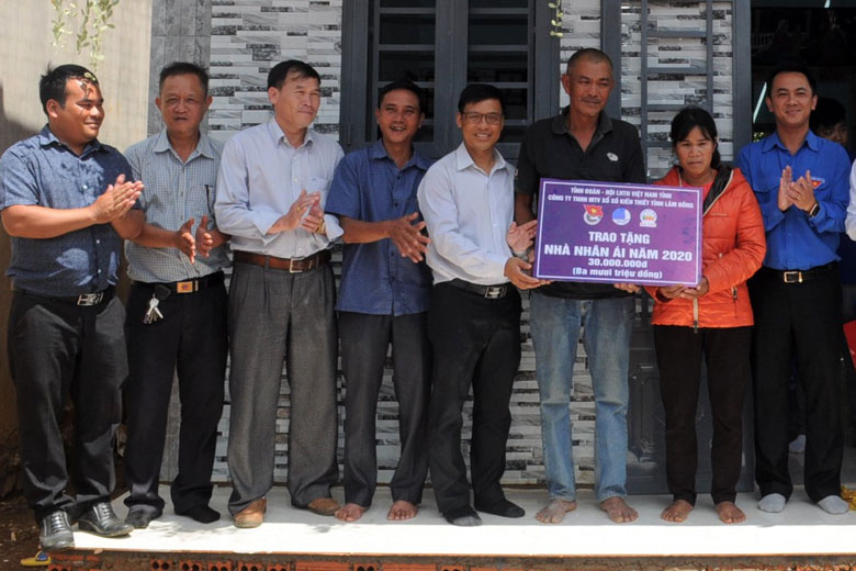 Bí thư chi bộ người K'Ho gương mẫu làm theo lời Bác